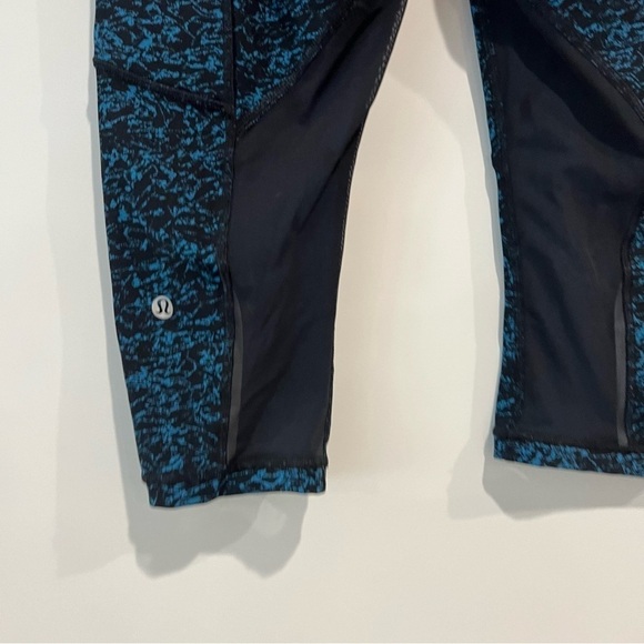 Lululemon Outrun 17" Crop Legging Tight
Iced Wave Capri Black / Black - Picture 6 of 9